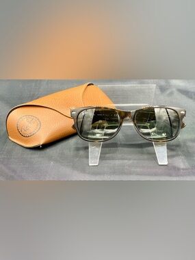Ray-Ban 2132 Original Wayfarer Classic Tortoise Frame Sunglasses - Size 55-18